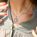 Happy sun charm - sølvbelagt